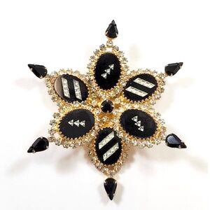 large Hattie Carnegie brooch in onyx glass, crystals, gold-tone setting designer